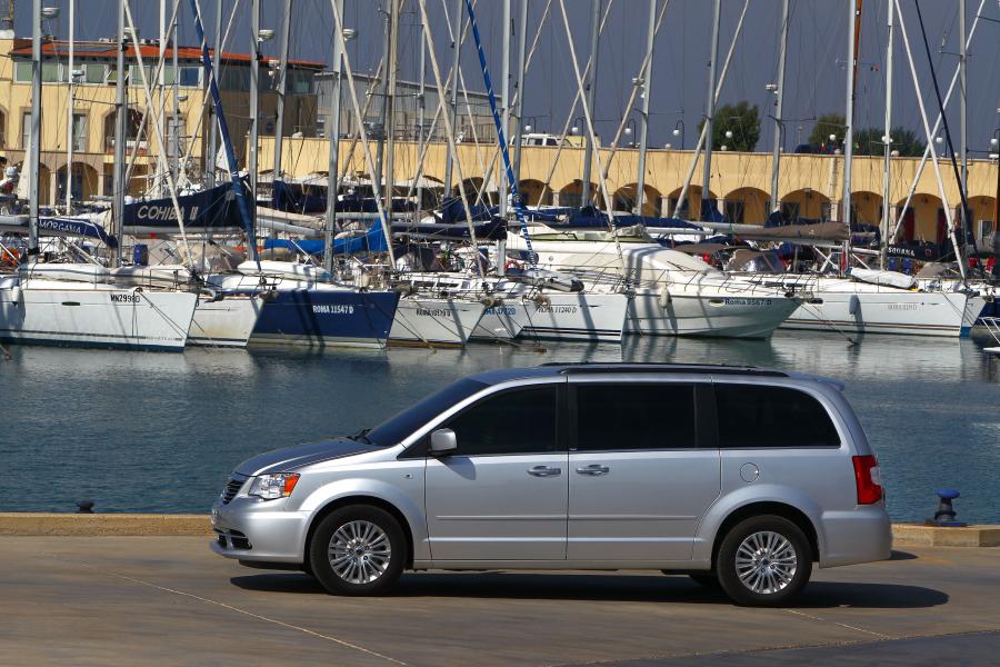  Lancia Voyager 2011 года  (фото 15 из 66)